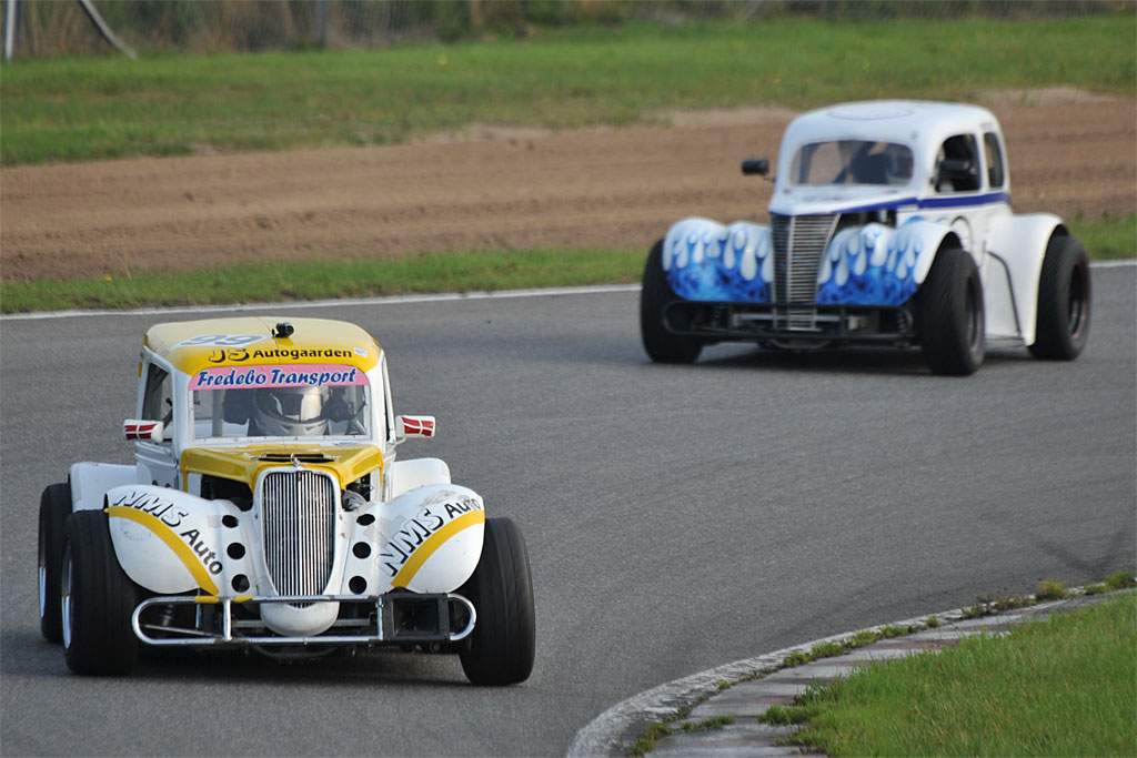 Nicholai Sørensen (her foran Allan Bengtson) er 23 point efter i kampen om årets Legend Car Cup
(Foto: Morten Alstrup)